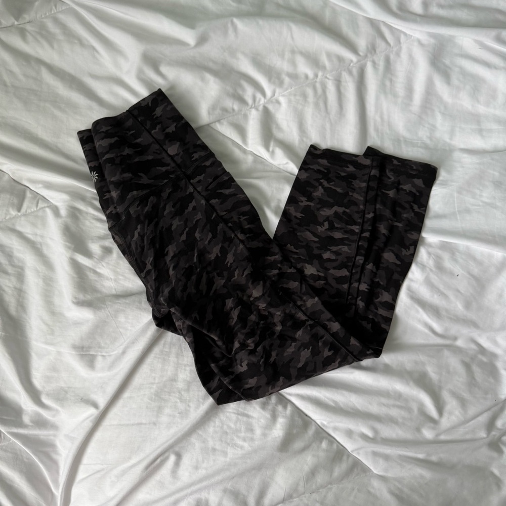 Athleta Salutation Stash Pocket II 7/8 Tight, CAMO BLACK SMALL